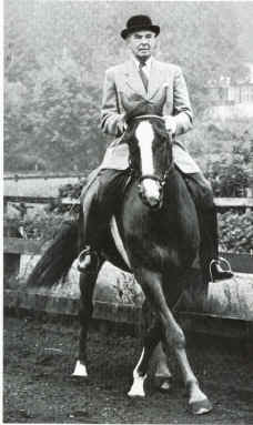 The late Alios Podhajsky using the wall (a fence), to perform the perfect shoulder-in.